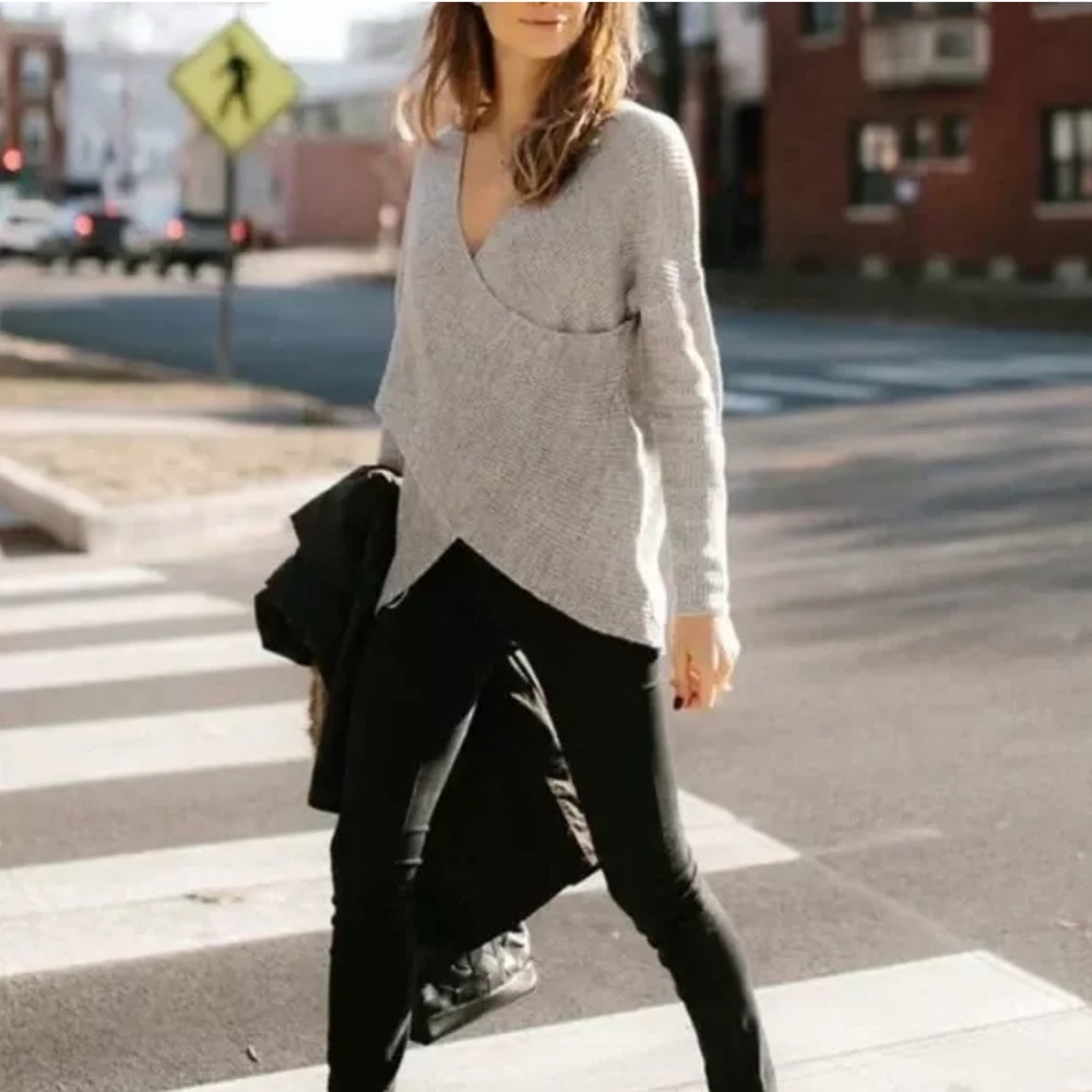 ASTR The Label Women's Surplice Wrap V-Neck Pullover Sweater Gray Small - Picture 4 of 9
